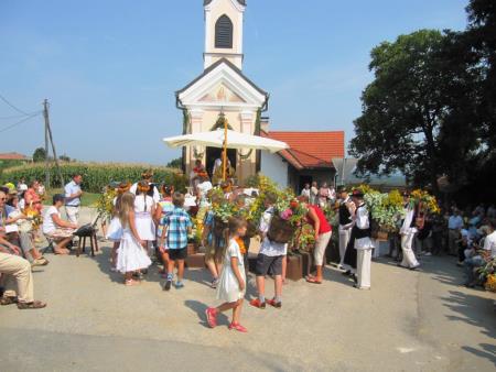 Na 19. tradicionalni prireditvi Pozdrav jeseni ob prazniku Marijinega vnebovzetja, veselo druženje Prlekov, Prekmurcev in Medžimurcev 76